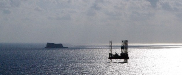 Oil rig between Blue Grotto and Filfla island